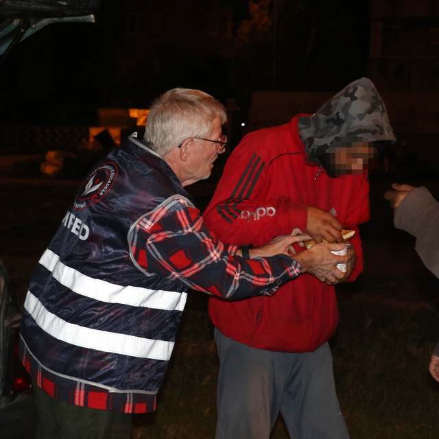 Gönüllülerden madde bağımlıları ve ihtiyaç sahiplerine yemek dağıtımı