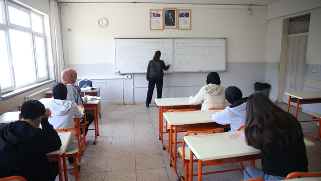 Kahramanmaraş'ta Evren ve Mevlüt öğretmen öğrencilere moral ve umut oluyor