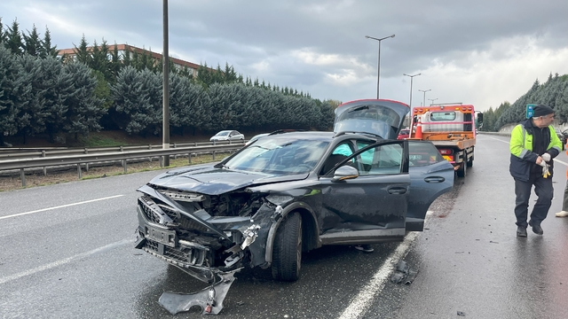TEM'de otomobiller çarpıştı: 2 yaralı