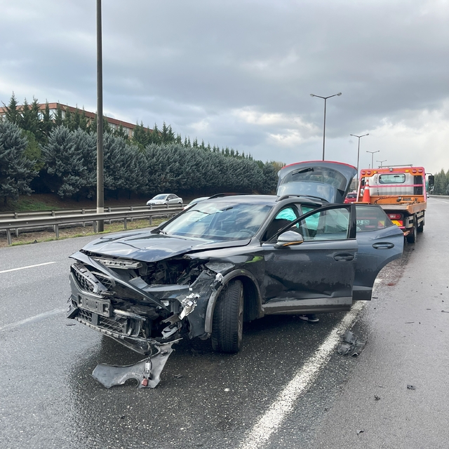 TEM'de otomobiller çarpıştı: 2 yaralı