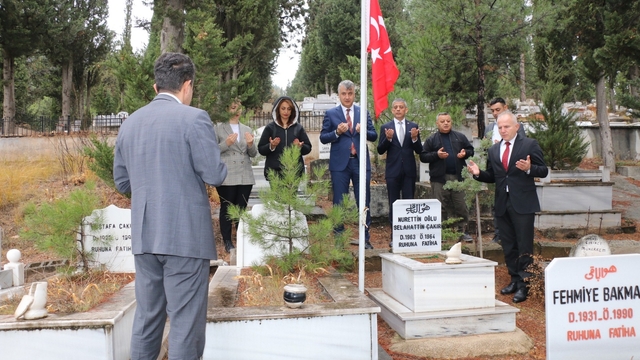Amasya'da şehit öğretmen kabri başında anıldı