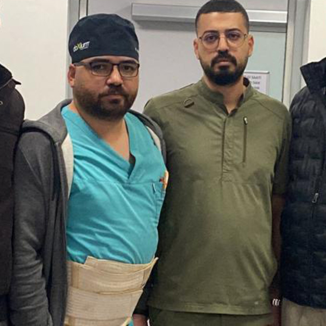 Annesinin ölüm haberini alınca 2 doktoru darbetti