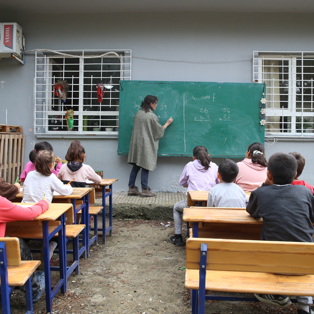 Arzu öğretmen atık malzemelerden tasarladığı ürünlerle okulu renklendirdi