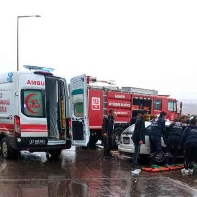 TAG Otoyolu'nda bariyerlere çarpan otomobildeki 1 kişi öldü, 3 kişi yaralan...