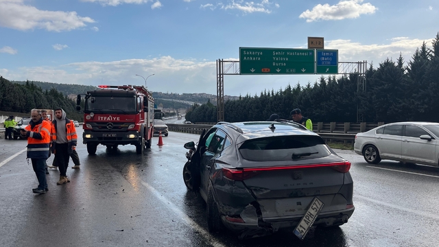 Anadolu Otoyolu'nun Kocaeli kesimindeki trafik kazası ulaşımı aksattı