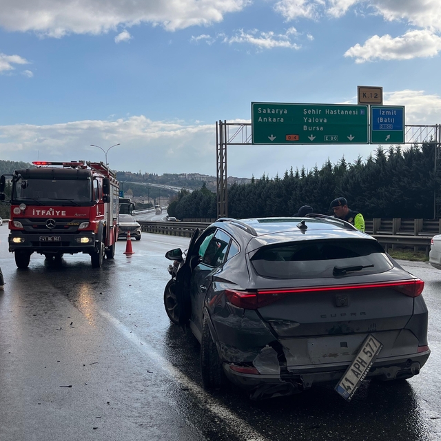 Anadolu Otoyolu'nun Kocaeli kesimindeki trafik kazası ulaşımı aksattı