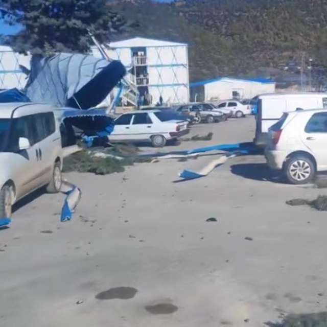 Fırtına, işçilerin kaldığı prefabrik evlerin çatılarını uçurdu: 2 ağır yara...