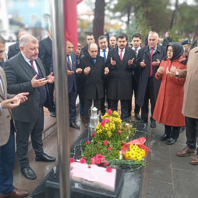 Şehit Aybüke öğretmen, kabri başında anıldı