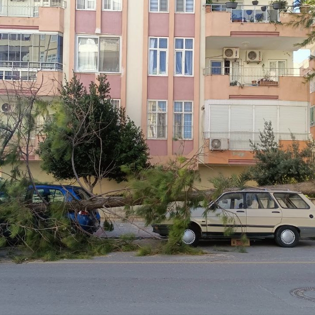 Mersin'de işçilerin kaldığı tesiste çatılar uçtu, 1 kişi öldü, 1 kişi yaral...