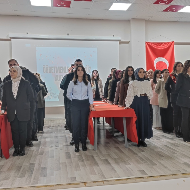 Adilcevaz'da 24 Kasım Öğretmenler Günü kutlandı