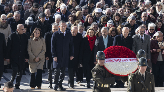 CHP Genel Başkanı Özel, Öğretmenler Günü dolayısıyla Anıtkabir'i ziyaret etti