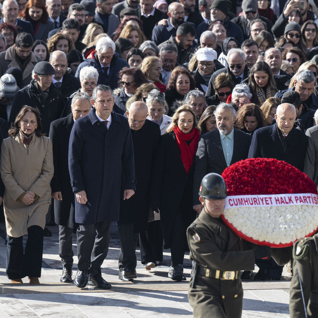CHP Genel Başkanı Özel, Öğretmenler Günü dolayısıyla Anıtkabir'i ziyaret et...