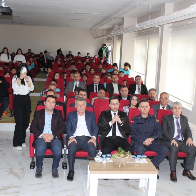 Almus'ta 24 Kasım Öğretmenler Günü kutlandı