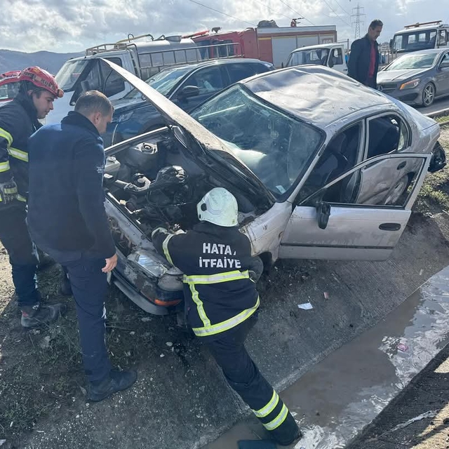 Hatay'da refüje çarpan otomobildeki 6 kişi yaralandı