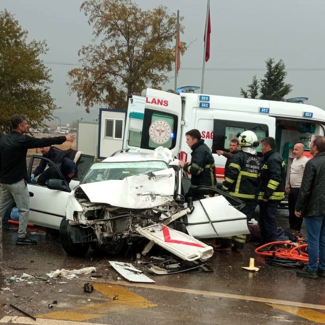 Otomobil bariyerlere çarptı: 1 ölü, 3 yaralı