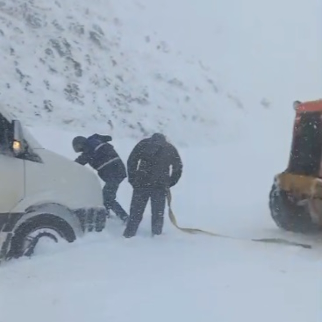 Kara saplanan minibüsteki 12 işçi kurtarıldı (2)