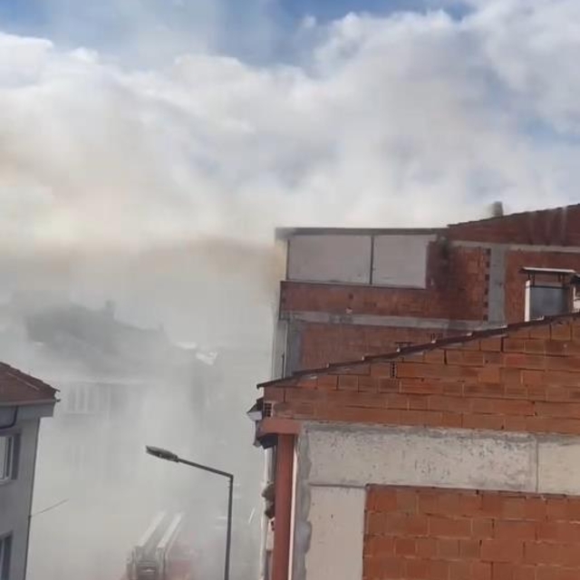 5 katlı binanın çatı katında çıkan yangın söndürüldü