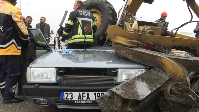 İş makinesinin altına giren otomobilin sürücüsü öldü