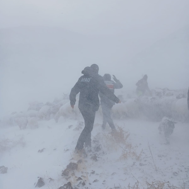 Niğde'de kar ve tipide mahsur kalan çoban ve hayvanları kurtarıldı