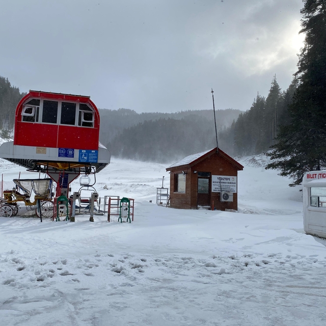 Yıldıztepe Kayak Merkezi'ne erken gelen kar yüzleri güldürdü