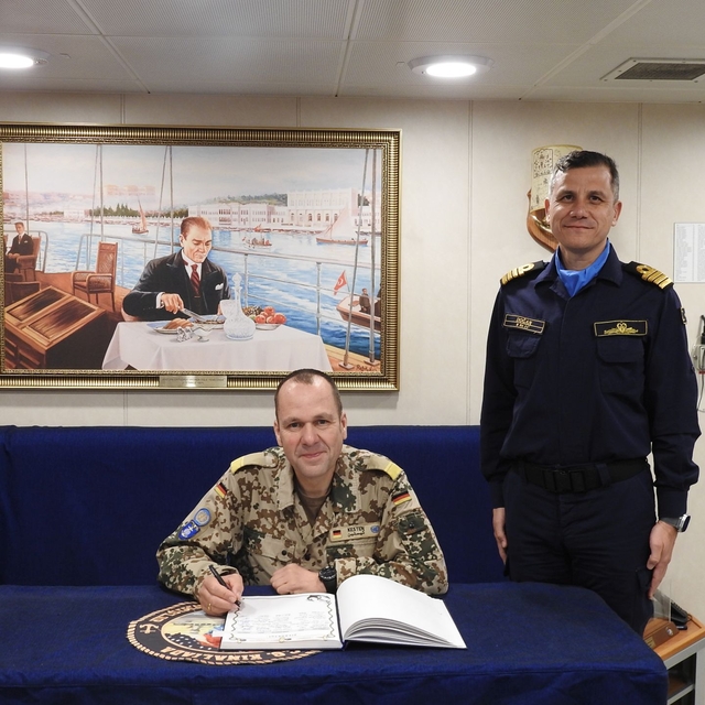 UNIFIL Deniz Görev Grubu Komutanı Tuğamiral Kesten, TCG Kınalıada'yı ziyare...