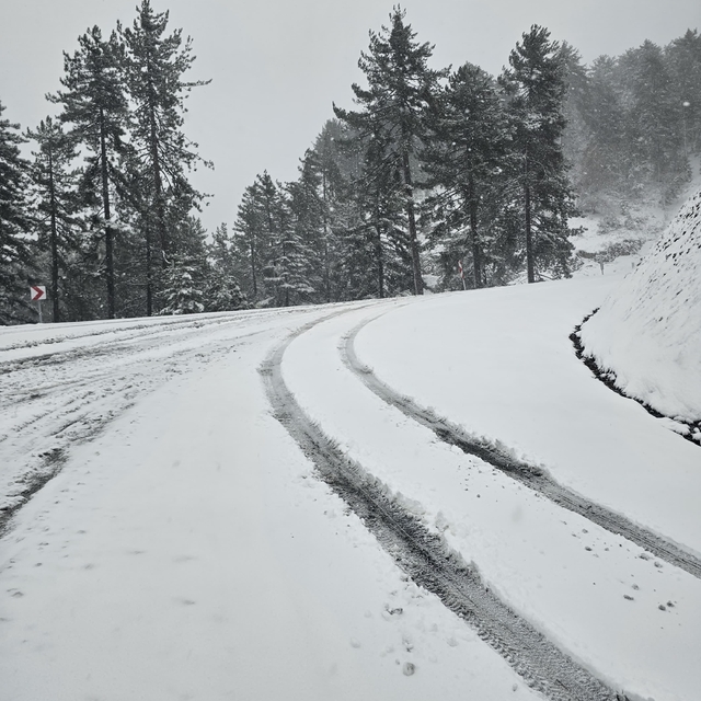 Adana'da karda mahsur kalan otomobildeki 2'si çocuk 5 kişi kurtarıldı
