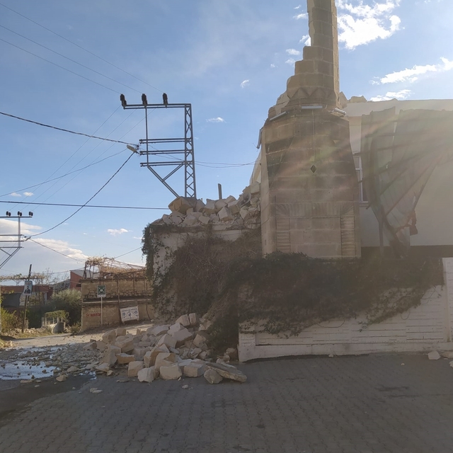 Mersin'de şiddetli rüzgar cami minaresini yıkıldı