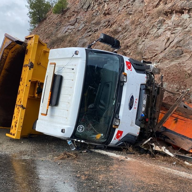 Karabük'te devrilen kar küreme ve tuzlama aracındaki 2 kişi yaralandı