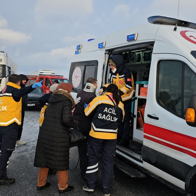 Çorum'da zincirleme trafik kazasında 10 kişi yaralandı