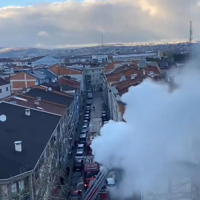 Bursa'da 3 katlı binada çıkan yangın söndürüldü