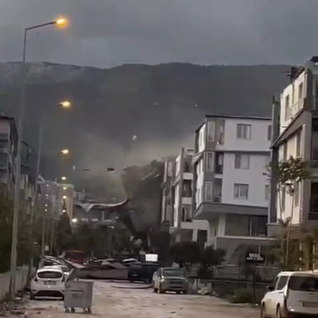 Hatay'da fırtına apartmanın çatısını uçurdu; o anlar kamerada