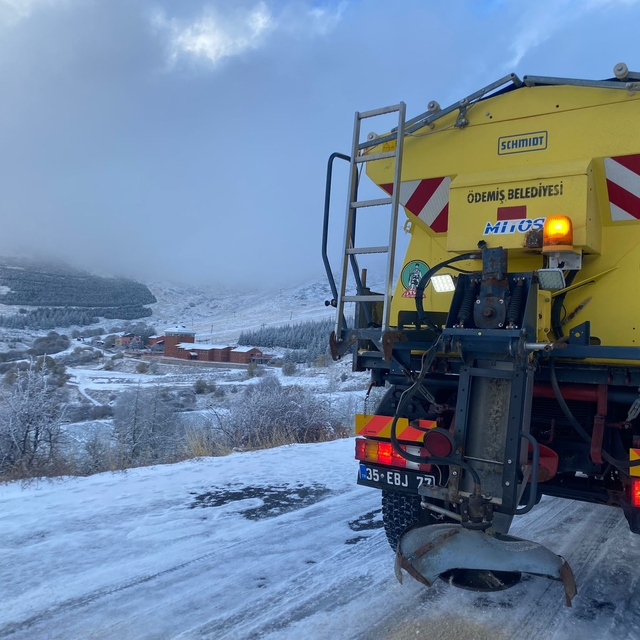 İzmir Ödemiş'te kar yağışı etkili oldu