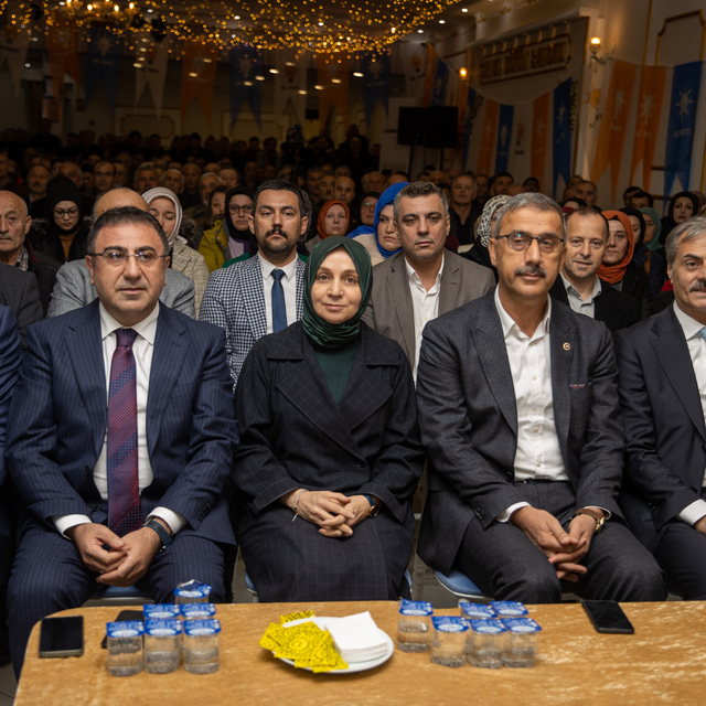 AK Parti Grup Başkanvekili Usta, Sakarya'da partisinin ilçe kongrelerinde k...