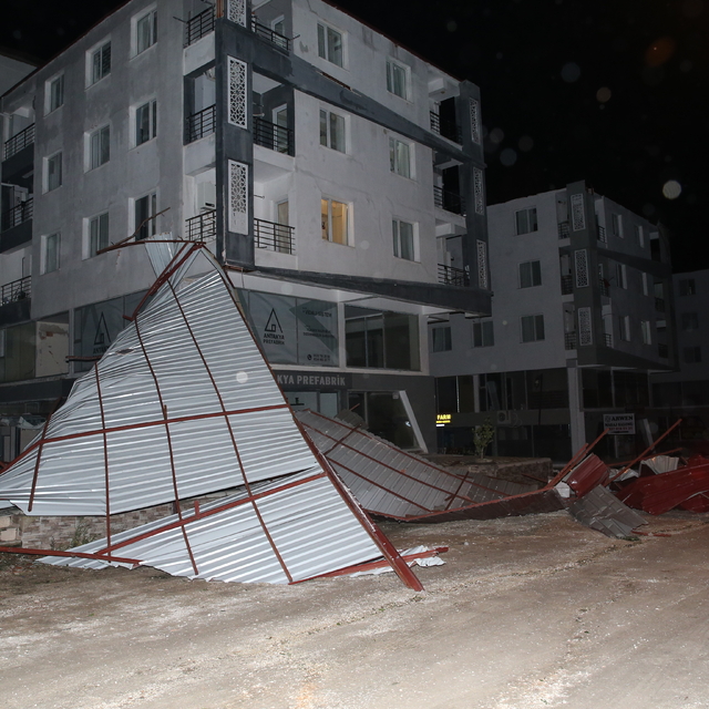 Hatay'da şiddetli rüzgar bir sitedeki binaların çatılarını uçurdu