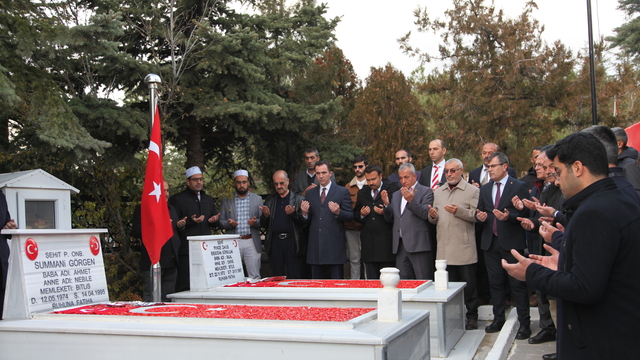 Ahlatlı şehitler, kabirleri başında anıldı