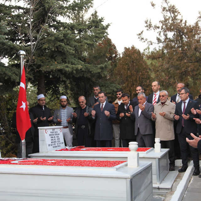 Ahlatlı şehitler, kabirleri başında anıldı