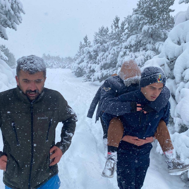 Yozgat'ta karda mahsur kalan vatandaşları jandarma kurtardı
