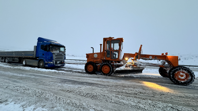 Kayseri'de kapanan yolları açan ekipler, mahsur kalan sürücülere yardım etti
