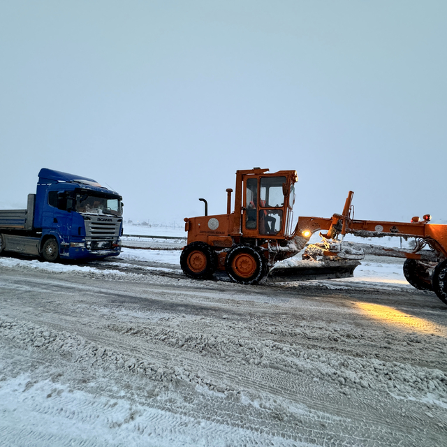 Kayseri'de kapanan yolları açan ekipler, mahsur kalan sürücülere yardım ett...