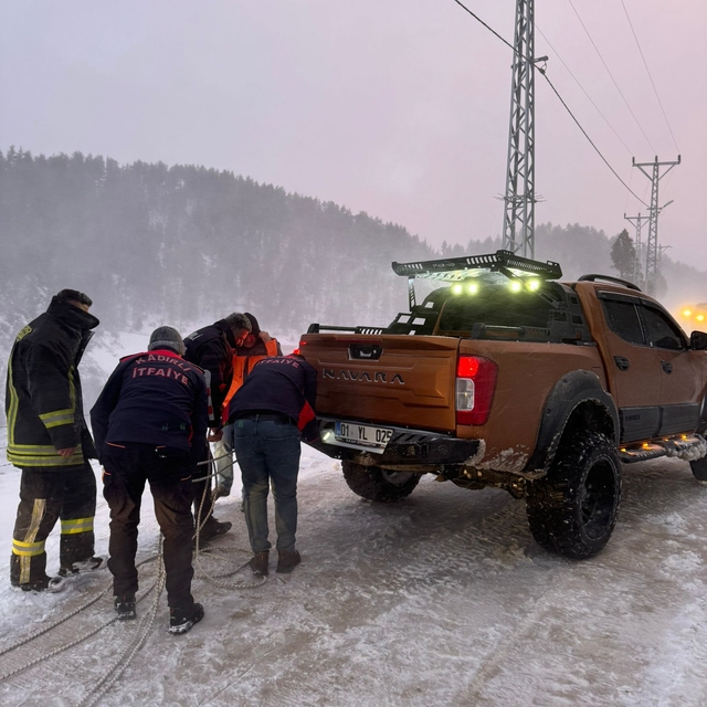 Osmaniye'de kar nedeniyle mahsur kalan sürücüleri itfaiye ve özel idare eki...