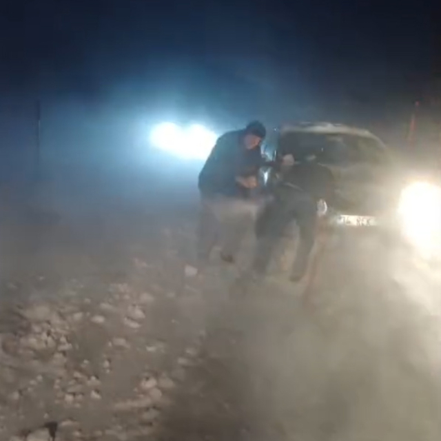 Tokat'ta karlı yolda kalan 3 otomobili ekipler kurtardı