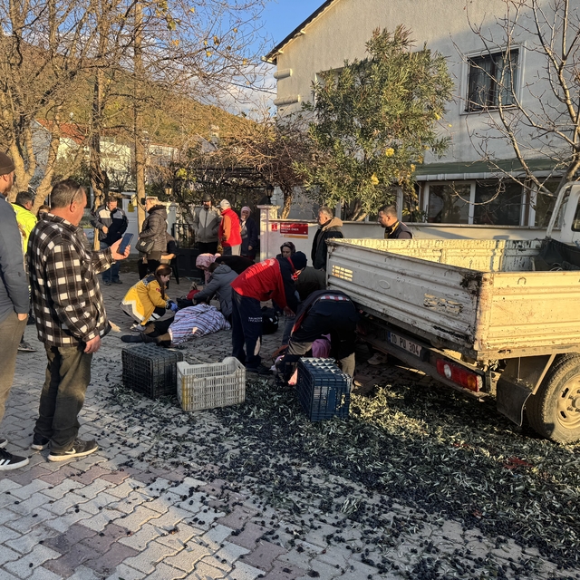 Erdek'te traktörün römorku yan yattı: 5 yaralı