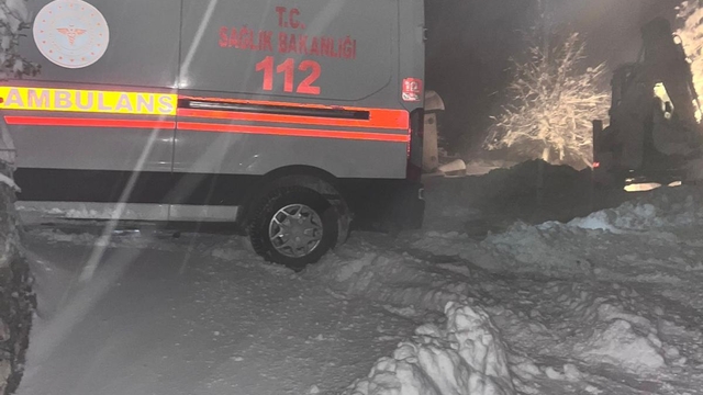 Tokat'ta köyde rahatsızlanan 2 hasta yolları açılarak hastaneye kaldırıldı