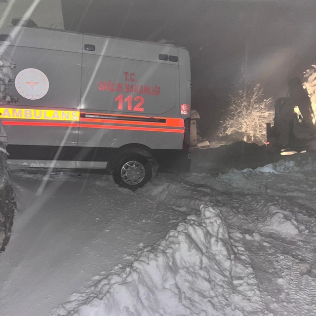 Tokat'ta köyde rahatsızlanan 2 hasta yolları açılarak hastaneye kaldırıldı...