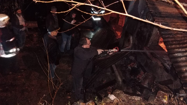 Artvin'de ahşap evde yangın