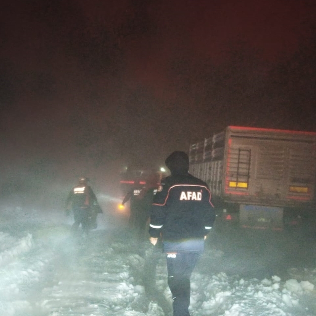 Yolda mahsur kalan kanser hastası AFAD tarafından kurtarıldı