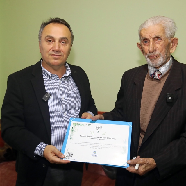 TOGÜ Rektörü Prof. Dr. Yılmaz, ilkokul öğretmenini evinde ziyaret etti