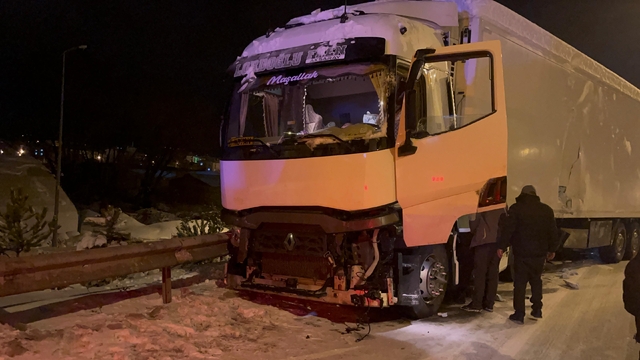 Çankırı'da tır bariyerlere çarptı