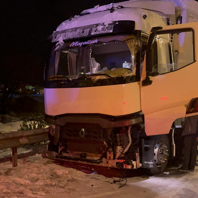 Çankırı'da tır bariyerlere çarptı