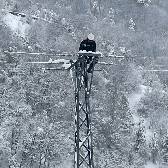 Orta Karadeniz Bölgesi'nde yoğun kar yağışı nedeniyle elektrik kesintileri...